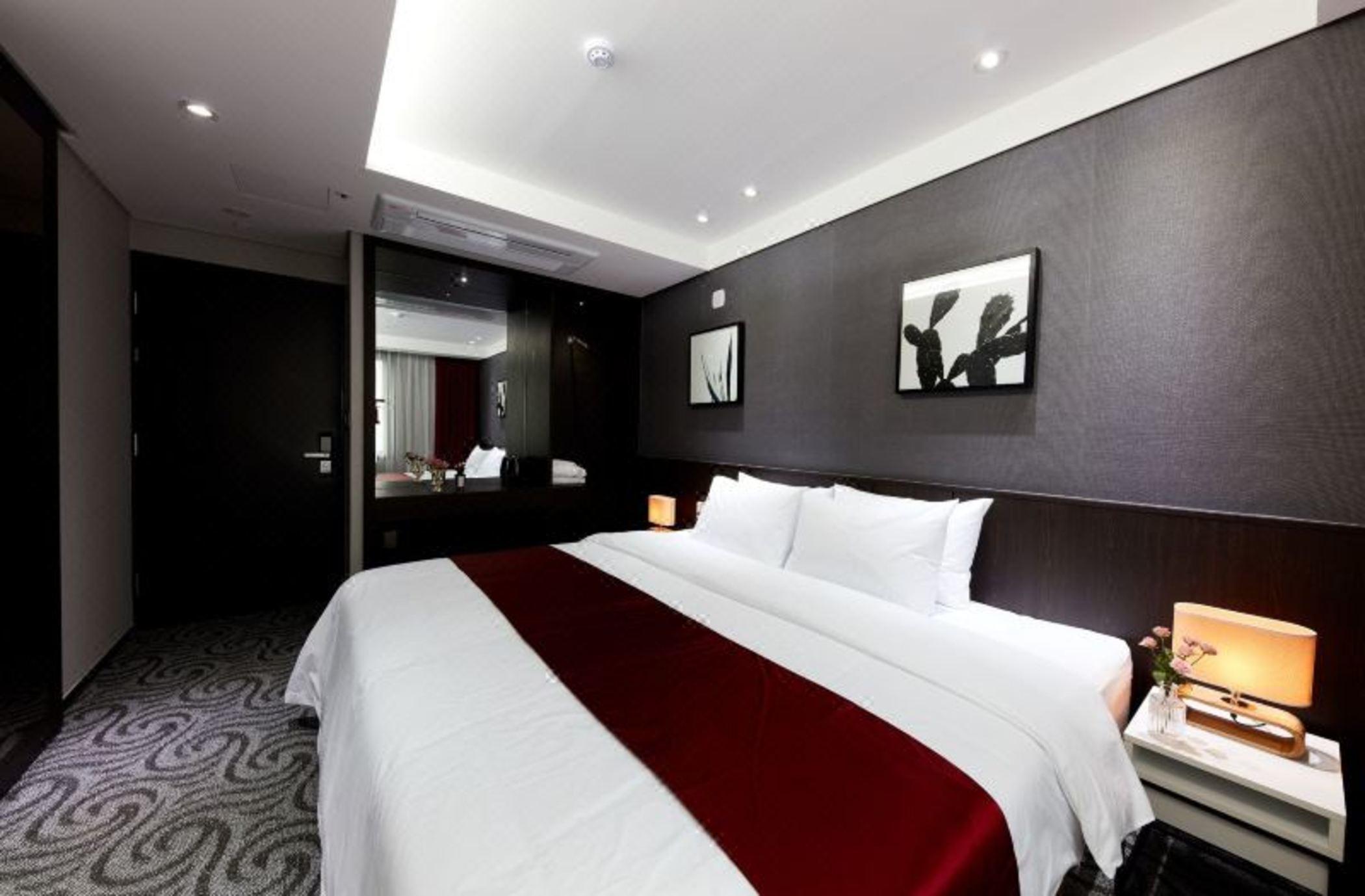 Ramada By Wyndham Yongin Hotel Buitenkant foto