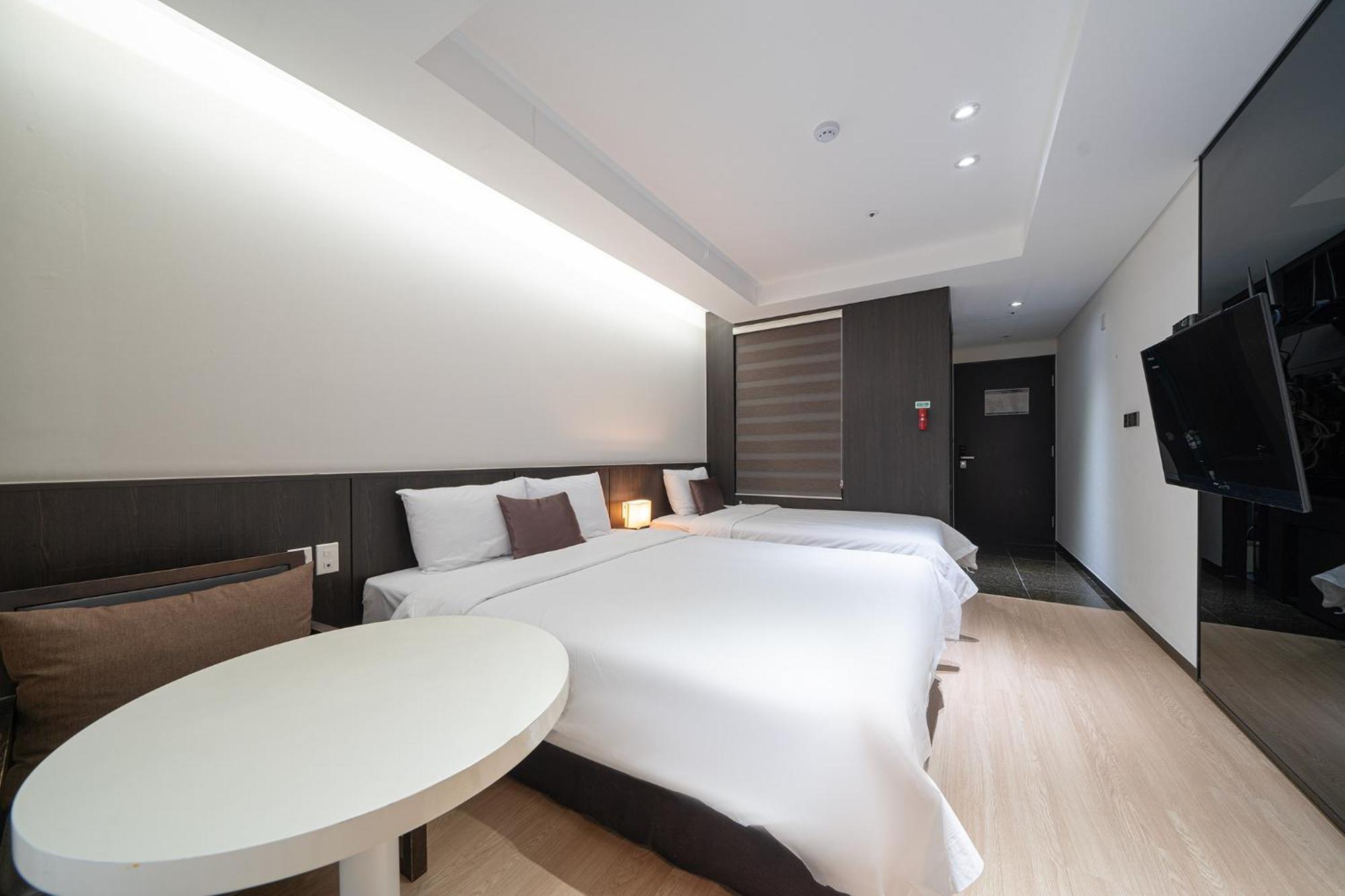 Ramada By Wyndham Yongin Hotel Buitenkant foto