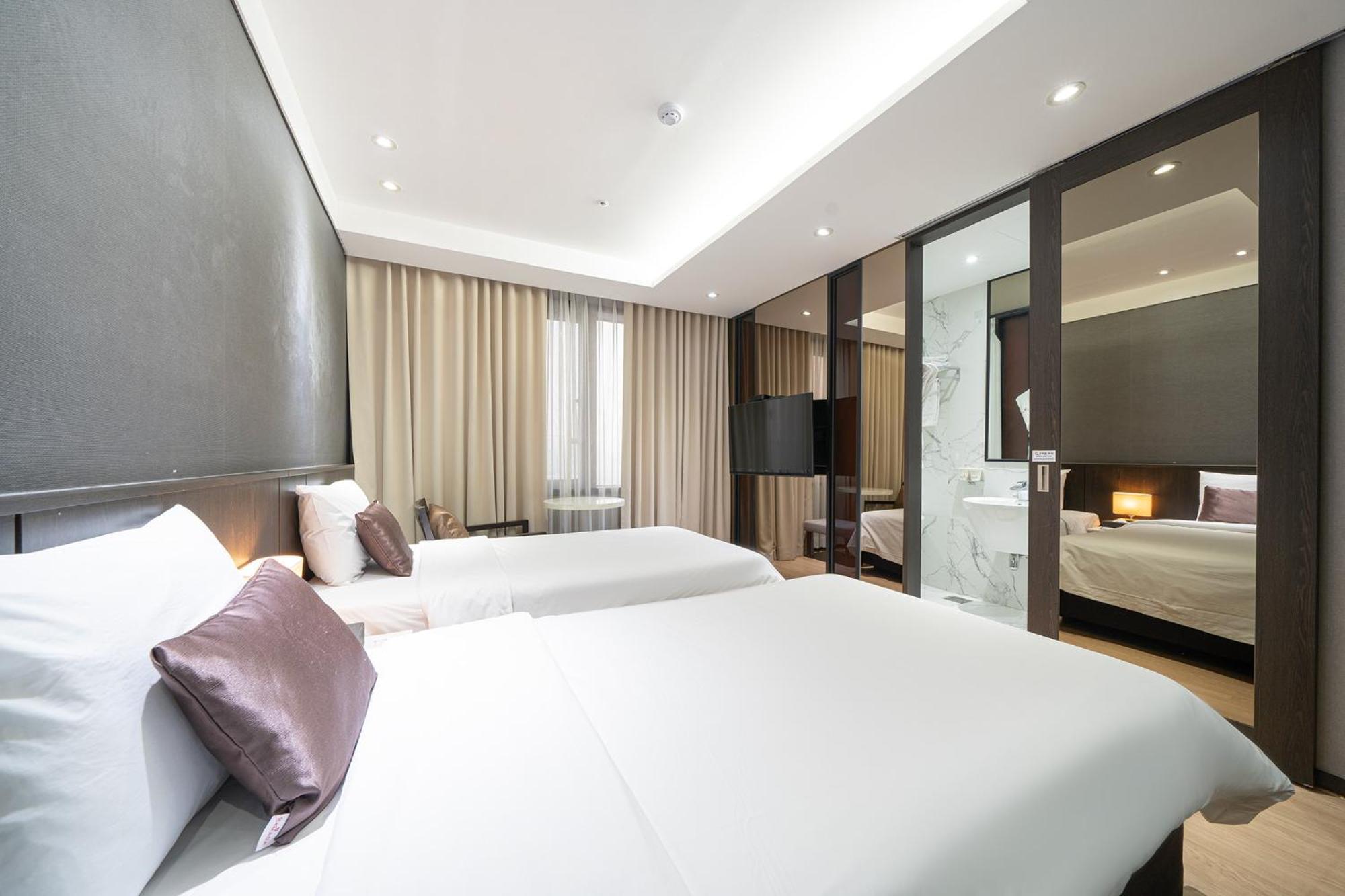 Ramada By Wyndham Yongin Hotel Buitenkant foto