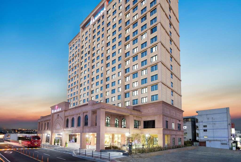 Ramada By Wyndham Yongin Hotel Buitenkant foto